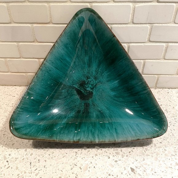 Vintage 60s Mid Century Blue Mountain Pottery Triangular Bowl Dish - Picture 1 of 6